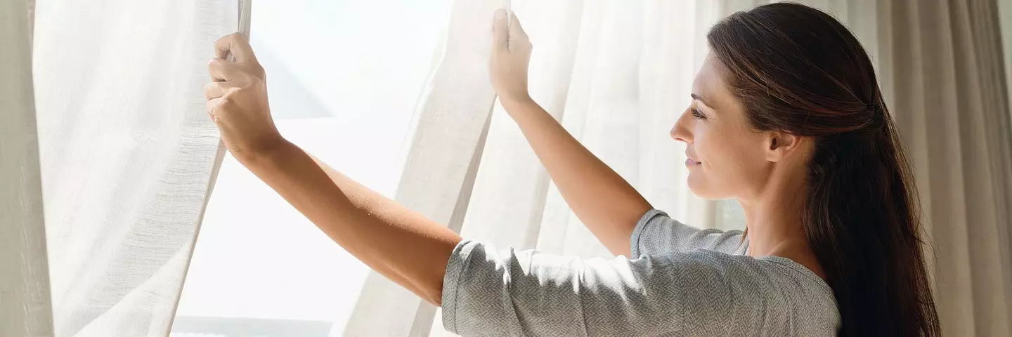 Frau am Fenster