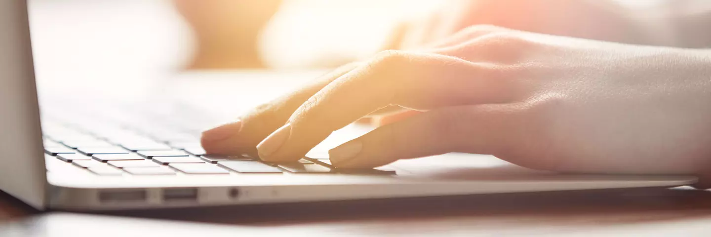 Hand auf einer Tastatur