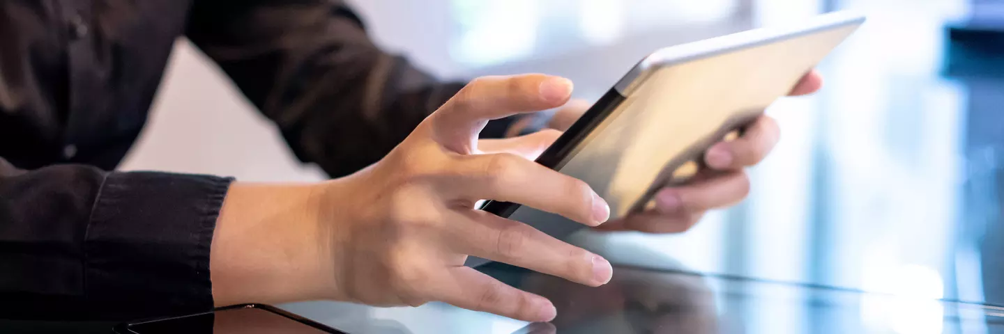 Tablet in der Hand